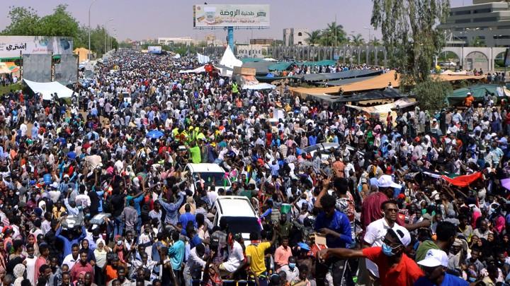 Demonstrators chant slogans outside defence ministry in Khartoum, April 8, 2019