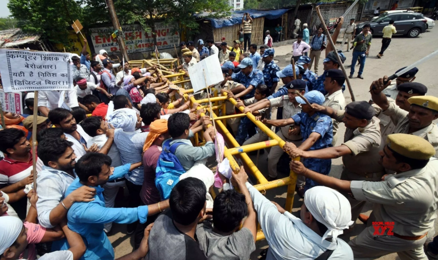 Ignoring Government Directive, Nearly 4.5 Lakh Teachers on Strike in ...
