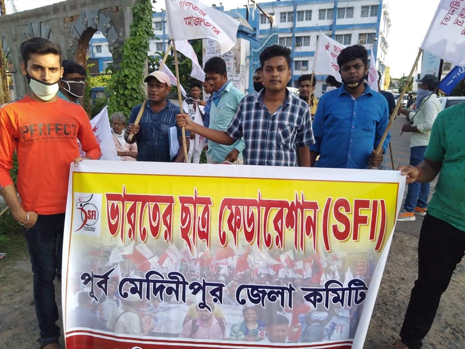 Students Protest Across West Bengal Demanding Fee Waiver NewsClick
