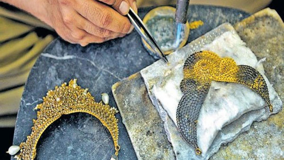 Lakhs of Jewellery Artisans Return to Bengal, Owners Face Tough