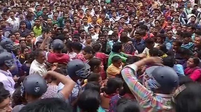 Kolkata Police Lathi Charge at Protesting Computer ...