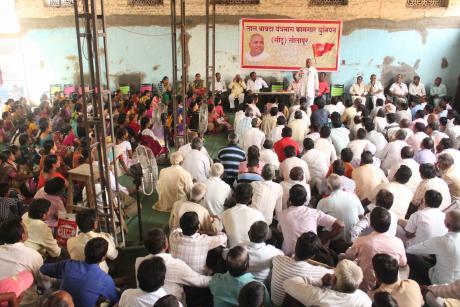 06 - Narsayya Adam addressing a meeting of workers at the CITU office, Solapur city.jpg