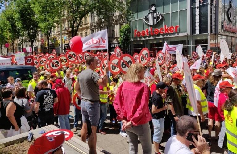 Austrians Protest long work hours