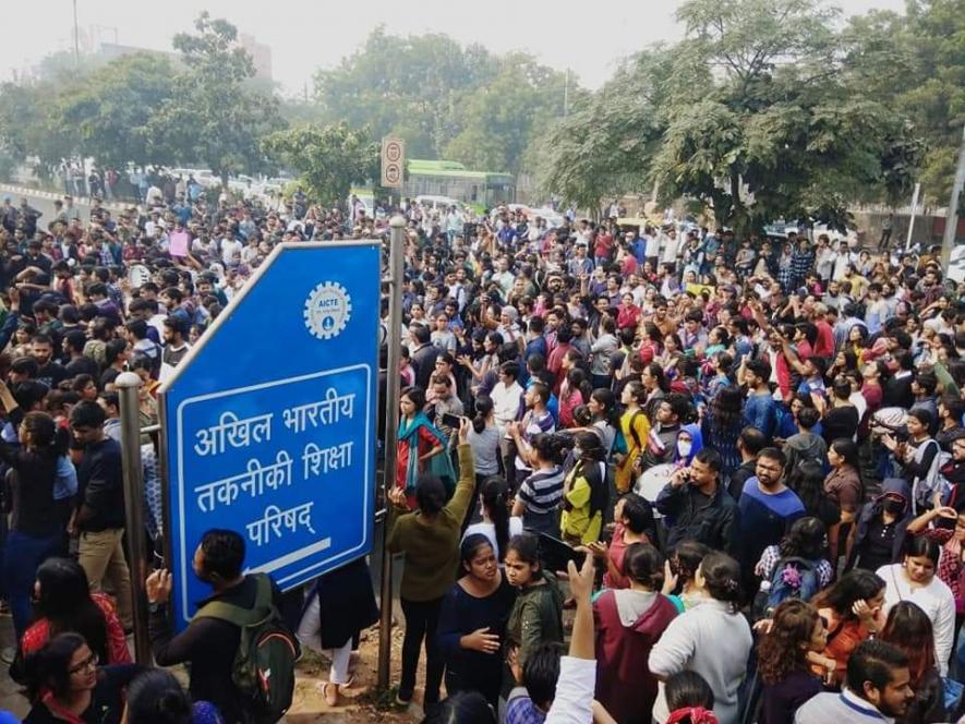 Brutal Police Crackdown On Protesting JNU Students | NewsClick