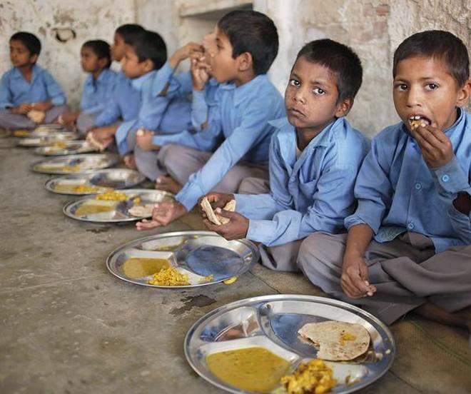 एक बच्चा बना स्कूलों में मिड-डे मील योजना का जरिया, जानें कहानी - SANSAD  VANI A child became the medium of mid-day meal scheme in schools