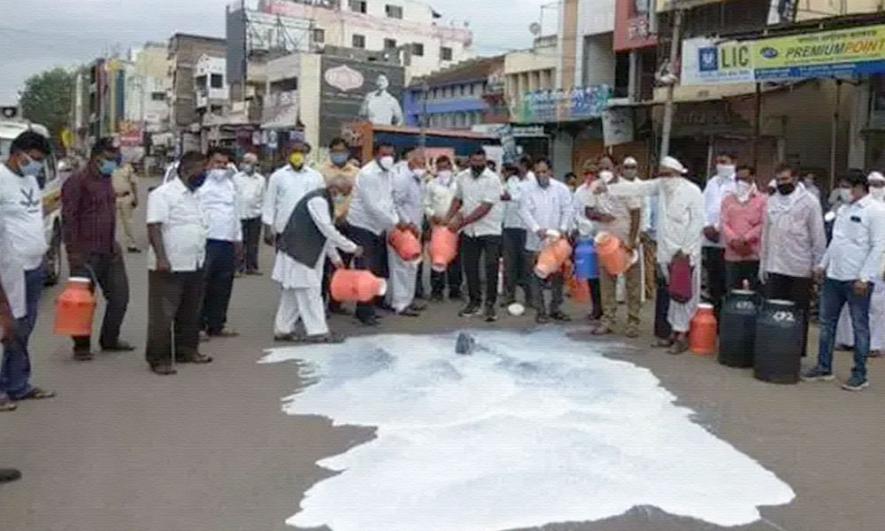 Maharashtra milk farmers protest