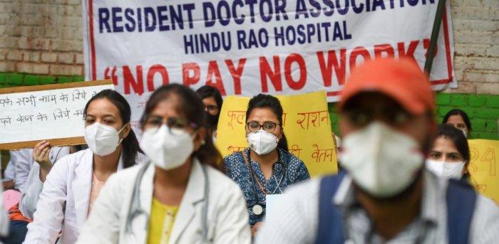 Salary Dues: Resident Doctors of NDMC Hospitals Protest at Jantar Mantar