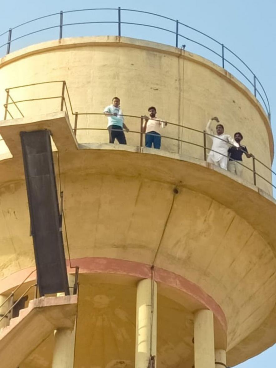 Councilor Laxman Goyal and others climbed on the tank in Pilibanga (Photo sourced by Amarpal Singh Verma, 101Reporters).