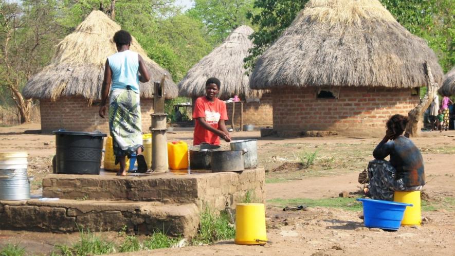 Women drawing water from the well in Zambia. Photo: Hanay, CC BY-SA 4.0 , via Wikimedia Commons